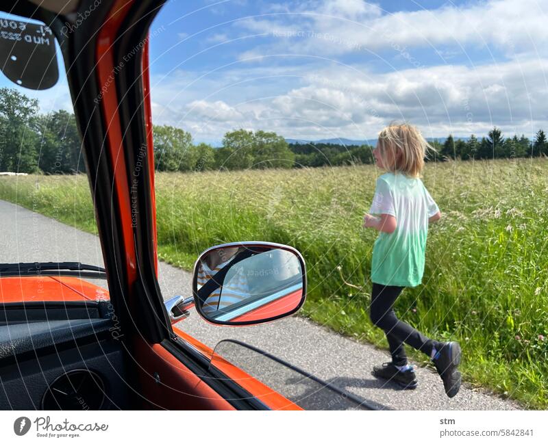 Laufen ist schneller als Oldtimer fahren! Junge laufen laufender Junge Straße Natur Landschaft Joggen Bewegung Nicht Autofahren Fitness Sport sportlich