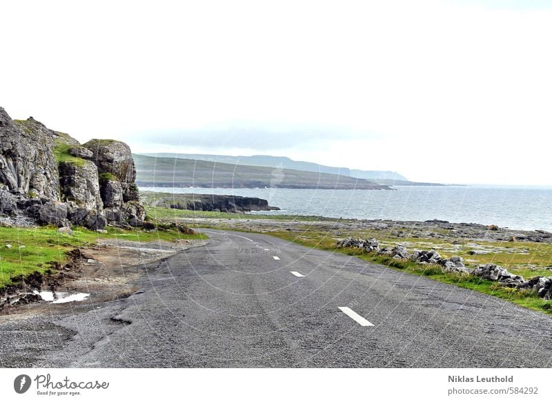 Irgendwo in Irland Ferien & Urlaub & Reisen Ferne Umwelt Natur Landschaft Wasser Horizont Sommer Wetter Gras Küste Meer Atlantik Straße fahren Fernweh Erholung