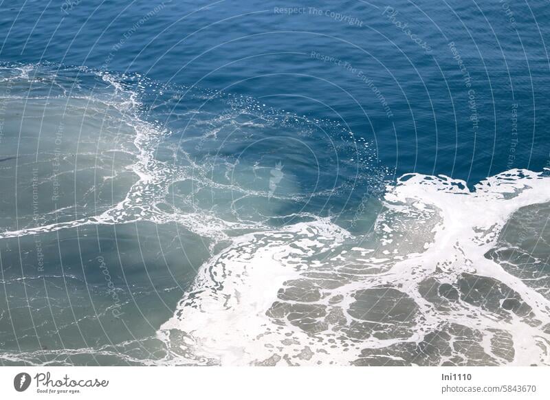 aufgewühltes Wasser vom Start des Katamarans Helgoland Nordsee See Meer Meerwasser auf dem Wasser Strukturen und Formen maritime Farben Katamaranfahrt