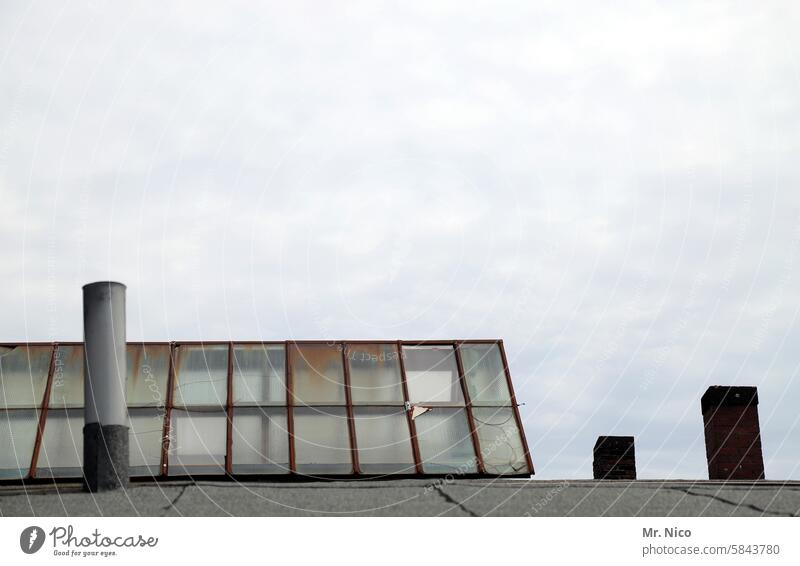 Glasdach Konstruktion Fenster Gebäude Architektur Dach Kamin Teerpappe Schornstein grau Oberlicht Himmel Dachfenster Glasscheiben