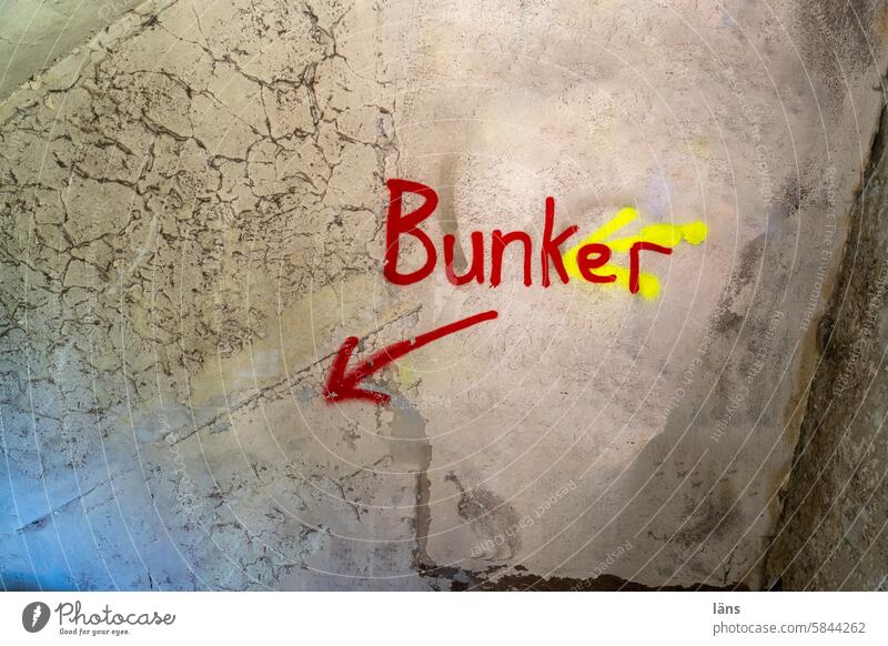 Bunker l Lost Land Love Hinweis Beton Menschenleer Krieg Bauwerk Vergangenheit Schutz Mauer historisch Textfreiraum oben Wand Textfreiraum unten alt