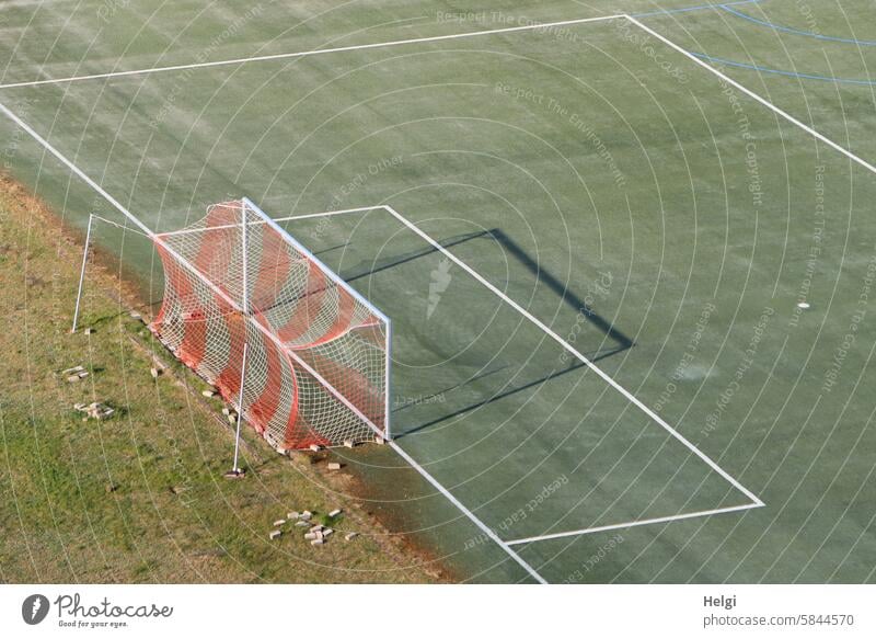 ein Tor auf einem Fußballplatz aus der Vogelperspektive Fußballspiel Sonnenlicht Licht Schatten Linien Spielfeld Pfosten Torpfosten Sport Ballsport