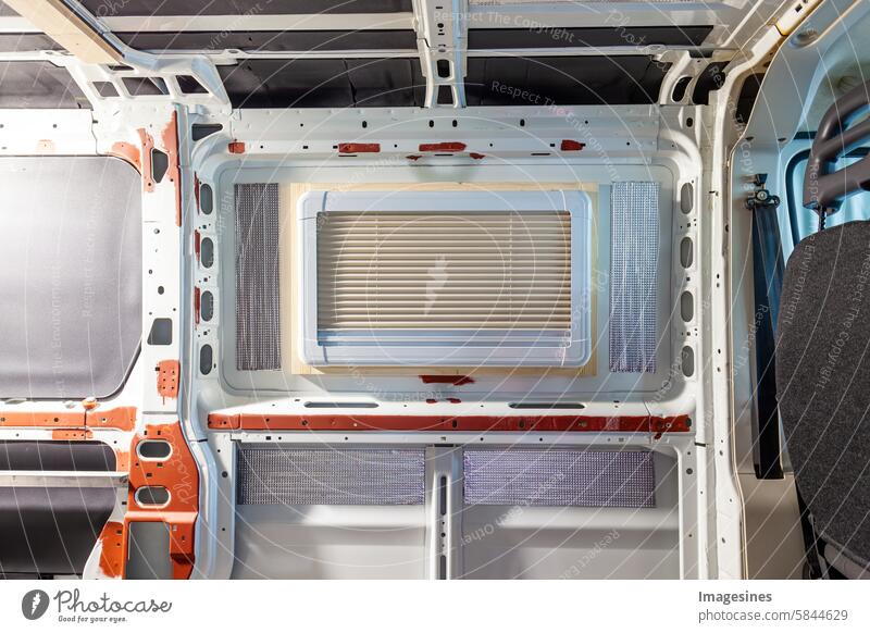 DIY Umbau eines Camper Wohnmobil. neues Fenster. Einbau eines Seitenfensters. Innenansicht eines Wohnmobils. Genauigkeit Erwachsener Abenteuer Auto Jalousien