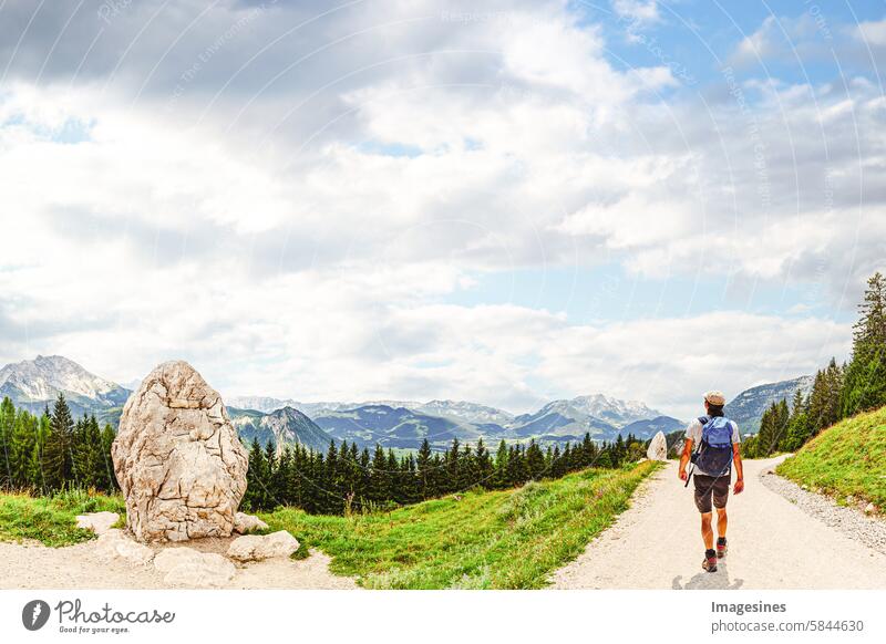 Reiseziel Hochgebirgsnationalpark Berchtesgaden. Landschaftskulisse. Berg Jenner, Route Mitterkaseralm. Mann wandert im Nationalpark Berchtesgadener Land im Sommer, Bayern, Deutschland