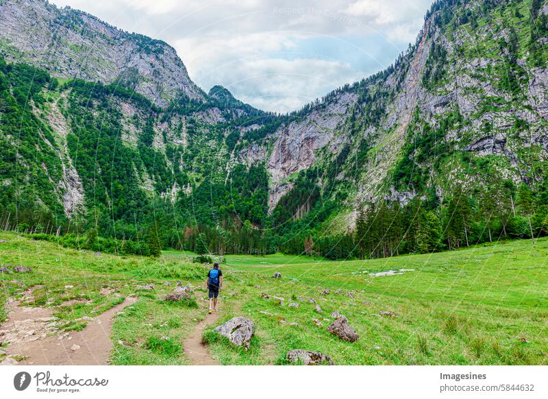 Mann wandert zum Röthbachfall-Wasserfall. Tal in der Nähe des Königssees, der höchste Wasserfall Deutschlands. Liegt hinter dem Königssee und dem Obersee. Berchtesgaden, Bayern, Deutschland