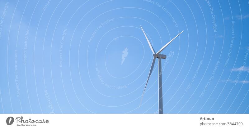 Windenergie. Windkraft. Nachhaltige, erneuerbare Energie. Windturbine am blauen Himmel erzeugt Strom. Nachhaltige Ressourcen. Nachhaltige Entwicklung. Grüne Technologie für nachhaltige Energie.