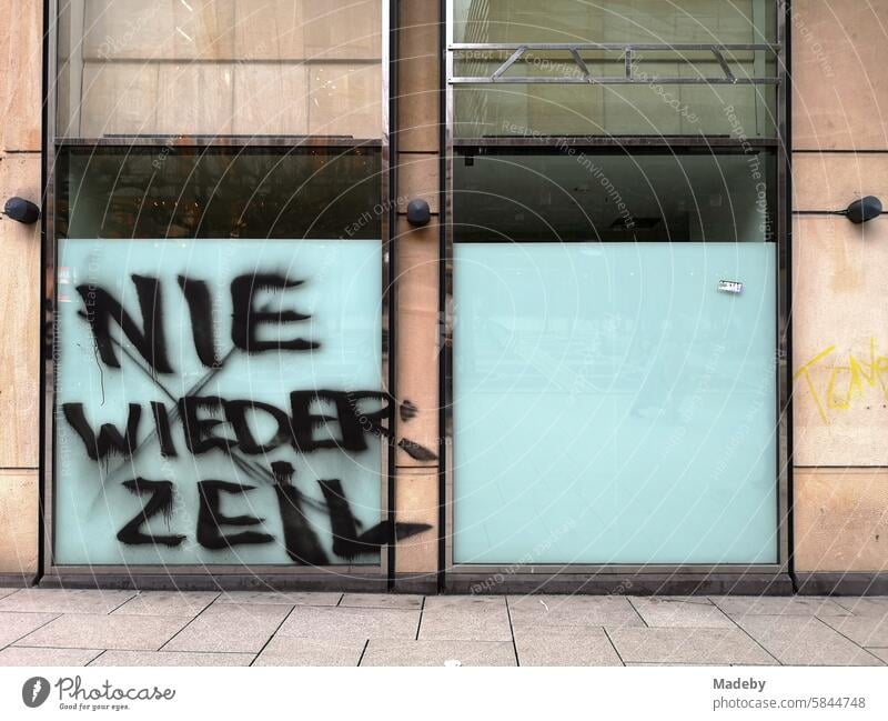 Nie wieder Zeil - Graffiti auf der Schaufensterscheibe eines leerstehenden Laden und Geschäfts in der Einkaufsstraße und Fußgängerzone Zeil in der City und Innenstadt von Frankfurt am Main in Hessen