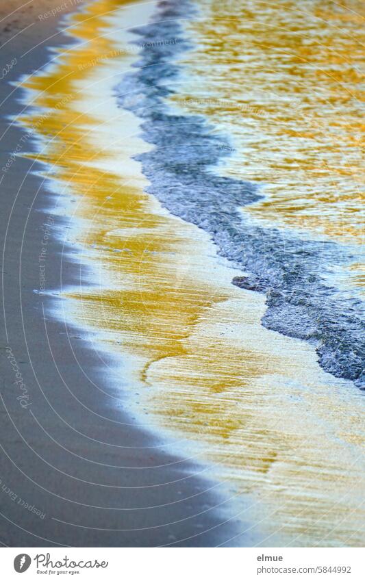 ausgefranst I gold-blau schimmernder Wassersaum am Sandstrand Ufer Strand Meer Küste Ferien & Urlaub & Reisen Mittelmeer golden Uferstreifen Küstenstreifen Blog