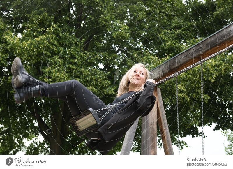 UT Leipzig - heiter bis wolkig I Blonde, langhaarige Frau schaukelt Schaukel schaukeln Freude Lebensfreude Spaß Außenaufnahme Spielen Fröhlichkeit Freiheit