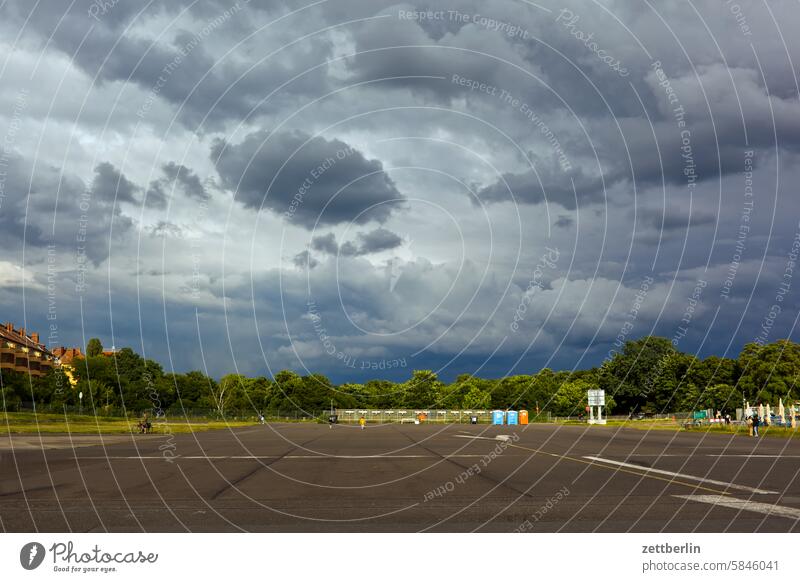 Tempelhofer Feld berlin ferne flugbahn flughafen flugplatz freiheit frühling himmel horizont menschenleer rollbahn skyline sommer spiegelbild tempelhof