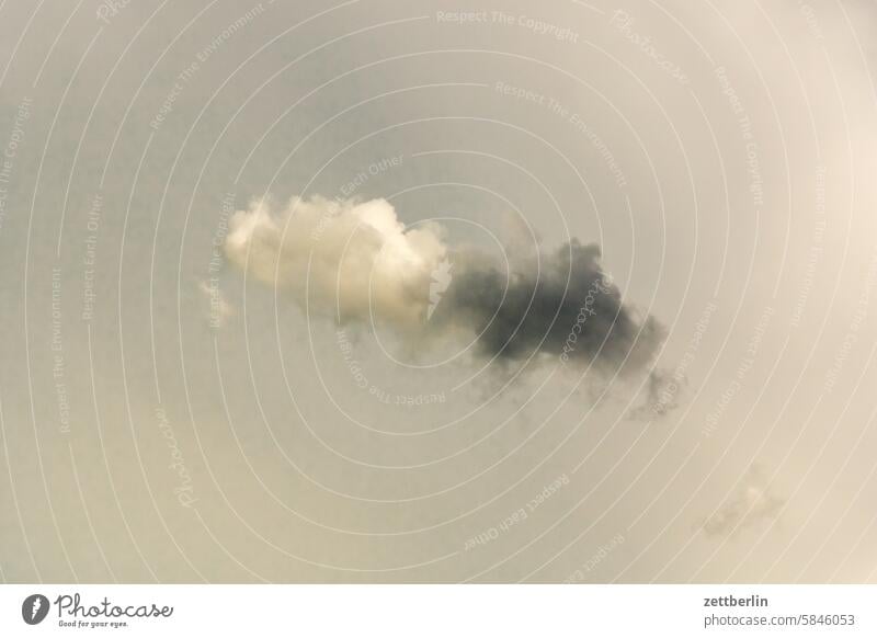 Kleine zweifarbige Wolke abend altocumulus drohend dunkel dämmerung düster farbspektrum feierabend froschperspektive gewitter haufenwolke himmel hintergrund