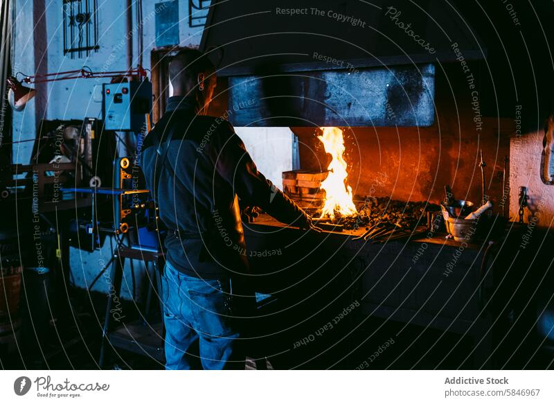 Traditionelle Schmiedearbeit in der Feurigen Schmiede Hufschmied schmieden Werkstatt Metallbearbeitung Feuer Flammen Handwerkskunst traditionell Beruf Arbeit