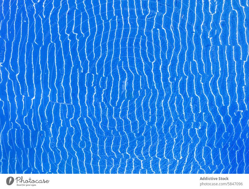 Vom Fluss in den Sand gezeichnete Muster Textur blau Farbe Riss Oberfläche gealtert Hintergrund pulsierend dynamisch einzigartig abstrakt Design Kunst knistern