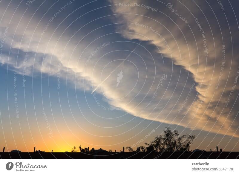 Abendhimmel mit Kondensstreifen abend altocumulus drohend dunkel dämmerung düster farbspektrum feierabend froschperspektive gewitter haufenwolke hintergrund