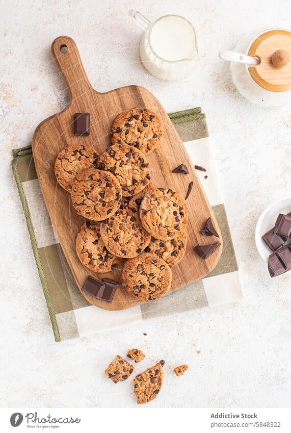 Unwiderstehliche Chocolate Chip Cookie-Auswahl backen Schokolade Keks heimwärts einladend Leckerbissen gebacken Backwaren braun zäh Schokokekse