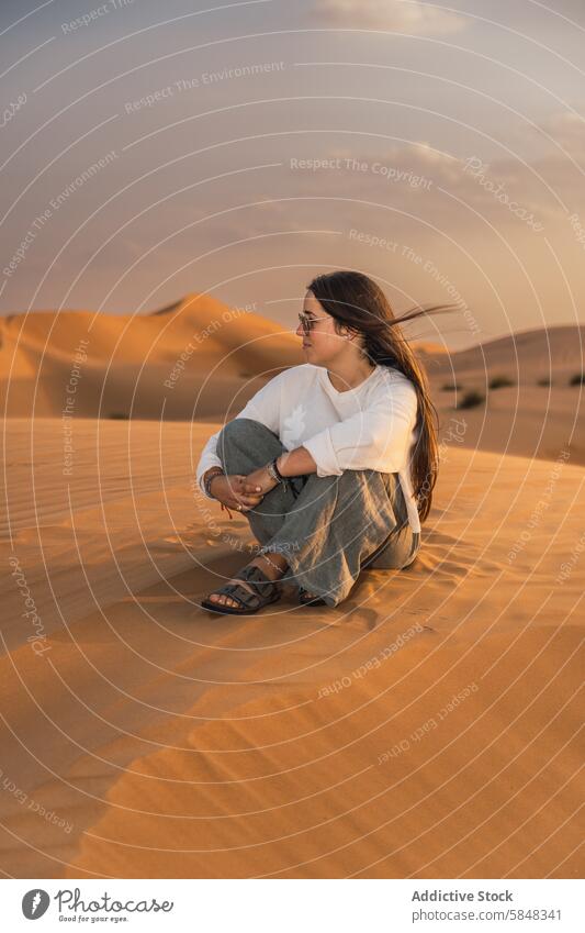 Frau heiterer Moment in der Wüste Sonnenuntergang in Oman wüst Ruhe Einsamkeit goldener Sand Sitzen friedlich Natur reisen Reise Düne Erholung im Freien Ausflug