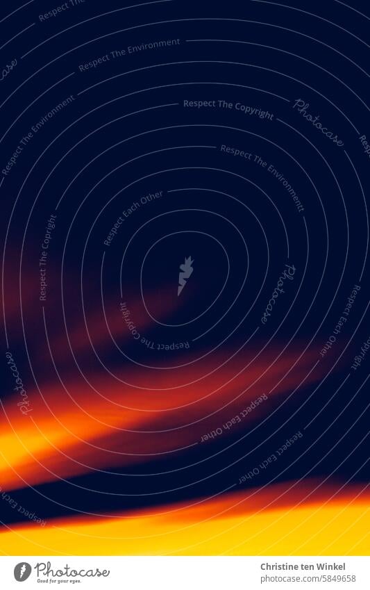abstraktes in schwarz-rot-gold Flammen Feuer heiß orange gelb Brand Nacht Wärme brennen Feuerstelle glühen Hitze Glut glühend verbrennen hell geflammt