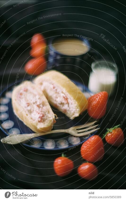 Kuchentratsch I – Erdbeerroulade kaffee und kuchen Kuchengabel Kaffee Erdbeeren Food Essen süß lecker Lebensmittel Backwaren Foodfotografie backen Süßwaren