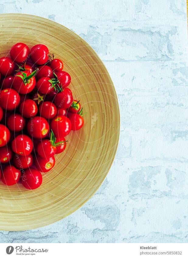 Frische, rote Kirschtomaten auf einem Holzteller angerichtet serviert Holzplatte Biologische Landwirtschaft Eigenanbau selbst Lebensmittel frisch Ernährung