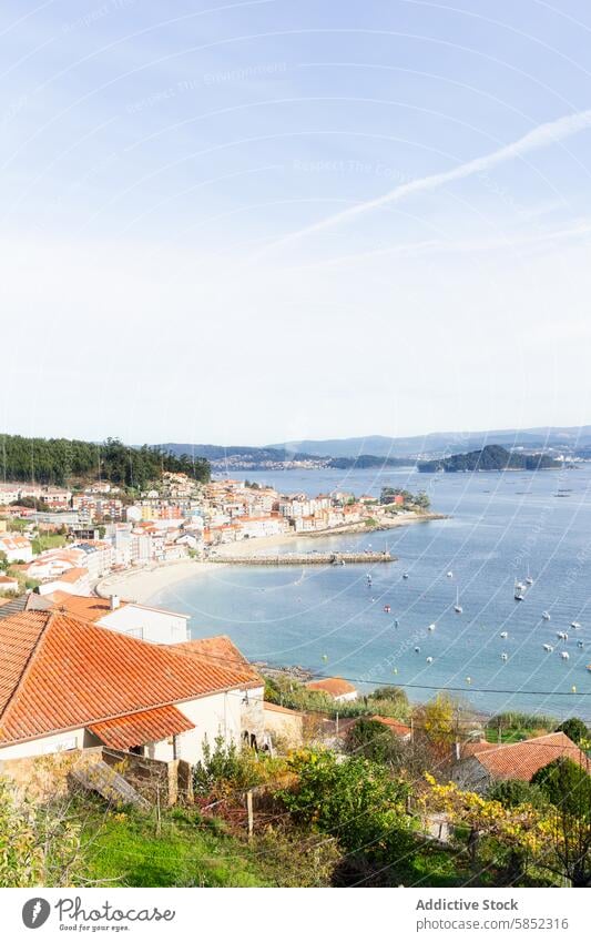 Blick auf das Küstendorf in der Sommersaison Landschaft Küstenstreifen Dorf MEER Boote blau Himmel ruhig malerisch Seeküste Strand Wasser Natur Meer sonnig Tag