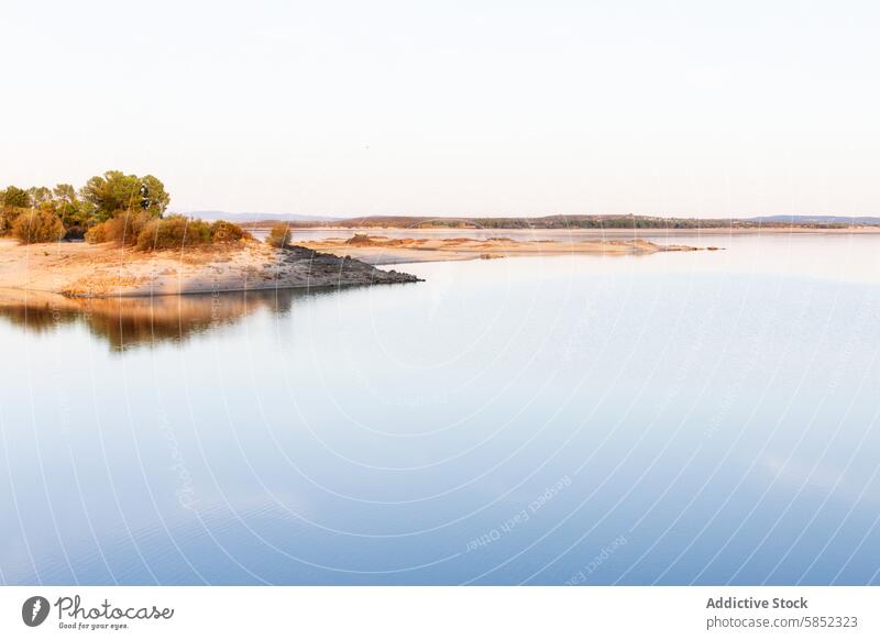 Gelassene Küstenlandschaft im Sommer Natur Landschaft Windstille Wasser sandig Ufer Abenddämmerung Reflexion & Spiegelung Sonne warm Farbtöne Einstellung ruhig