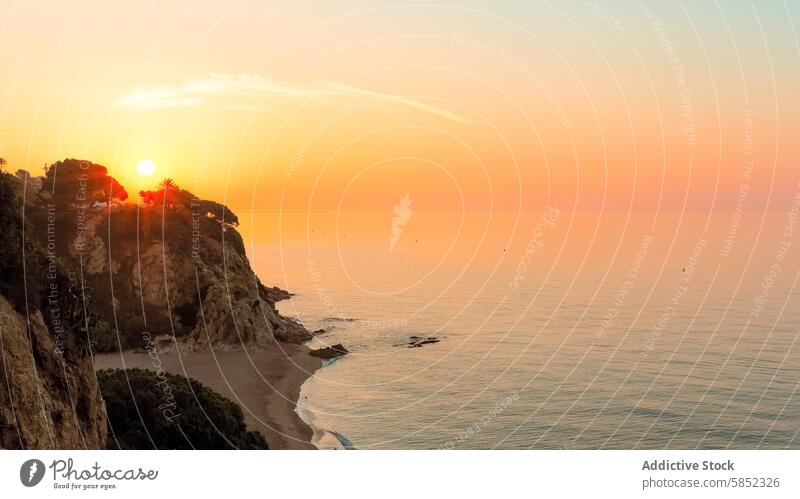 Heiterer Sonnenuntergang an einer ruhigen Küste Sommer Küstenstreifen Gelassenheit Ruhe Landschaft Reflexion & Spiegelung Wasser orange Himmel Natur