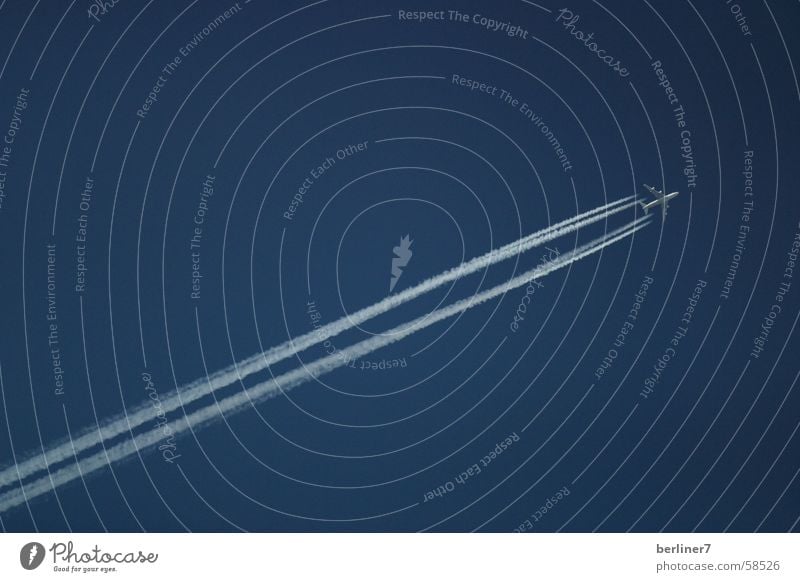 Himmelblau Kondensstreifen Geschwindigkeit Ferne Schönes Wetter flugzeuz fliegen urlaub ferien Ferien & Urlaub & Reisen ...aufgenommen an einem