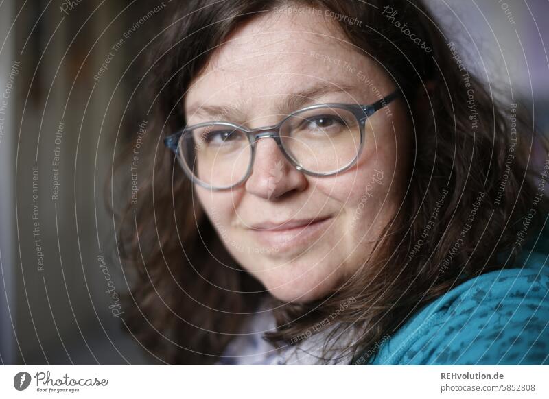 Portrait einer Frau mit Brille Erwachsene Porträt Gesicht Mensch Lächeln authentisch Farbfoto Innenaufnahme 30-45 Jahre Business feminin Freundlichkeit