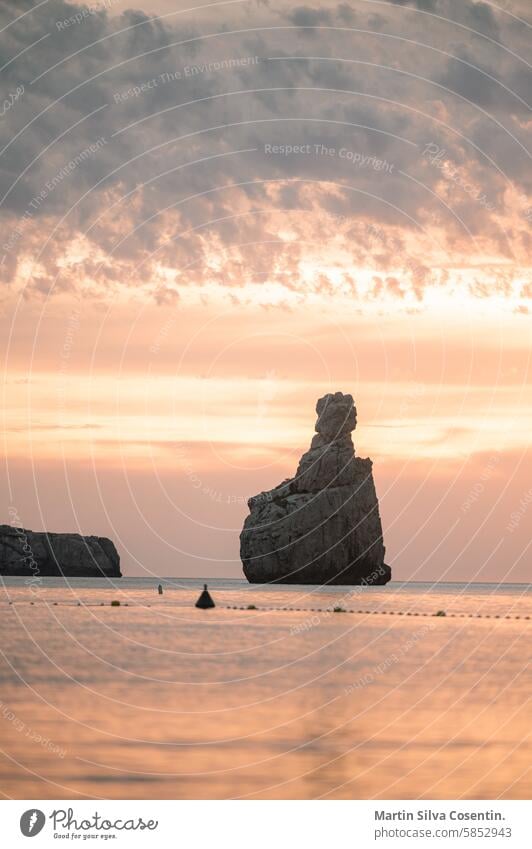 Sonnenuntergang am Strand von Benirras auf Ibiza im Sommer Hintergrund balearisch schön benirras blau Boot cala Windstille Kap übersichtlich Küste Küstenlinie