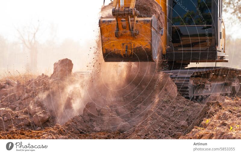 Nahaufnahme eines Baggers auf einer Baustelle. Bagger gräbt Erde für Erdarbeiten und Bauunternehmen. Aushubmaschine bei der Arbeit. Schwere Maschinen für Erdarbeiten und Baustellenentwicklung