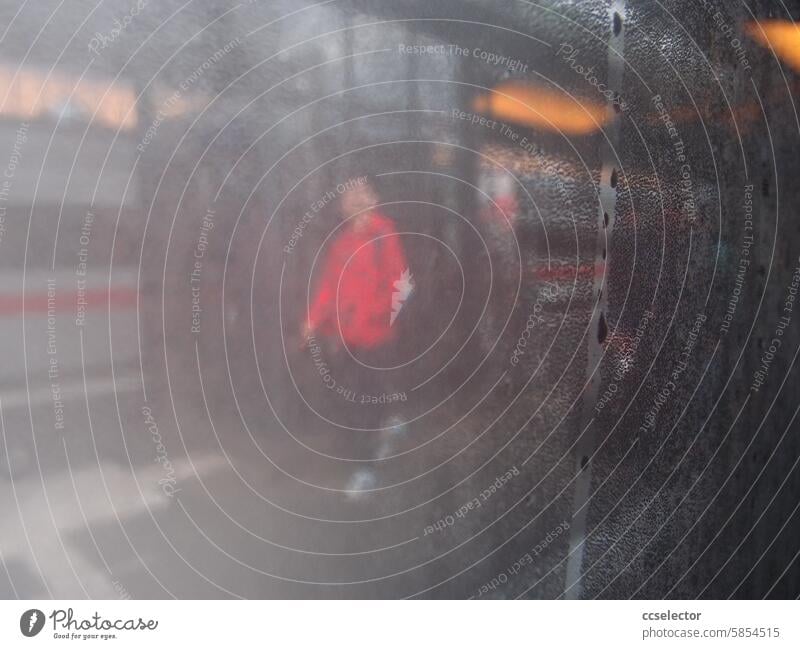 Blick durch ein beschlagenes Zugfenster auf einen Bahnsteig in einem Bahnhof Eisenbahn Passagier Ferien & Urlaub & Reisen Bahnfahren Gleise