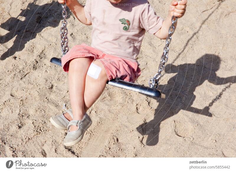 Enkel auf der Schaukel (mit Pflaster aufm Knie) chamissoplatz einzelkind familie ferien kinderspielplatz kleinkind licht sand sandkasten schatten schaukel