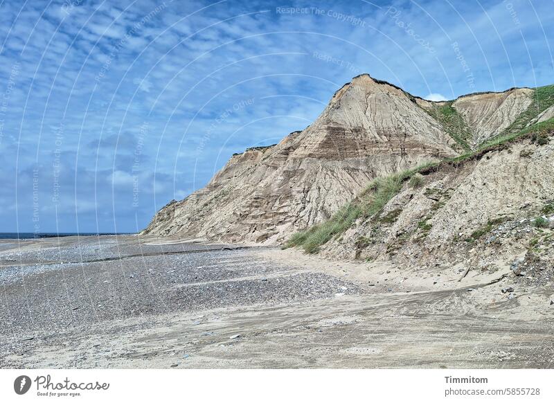 Strand und Dünen mal etwas weniger lieblich Sand Steine schroff hoch steil Abbruch Nordsee Himmel blau Wölkchen Küste Ferien & Urlaub & Reisen Nordseeküste