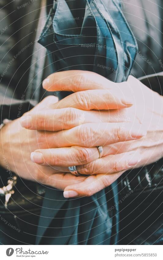 zwei Hände halten einen Regenschirm hände feminin festhalten frau Hand weiblich Hand in Hand Zusammenhalt Frau