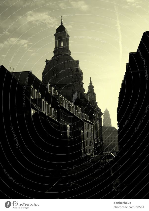 Frauenkirche im Mittelpunkt Dresden Gasse dunkel schwarz gelb Haus Kirchturm Gotteshäuser Straße Religion & Glaube Himmel grau Schwarzweißfoto Nacht Beleuchtung