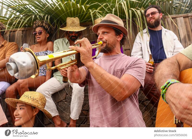 Sommerliche Grillparty mit musizierenden Freunden Party Musik Trompete Bier im Freien Sammeln Afroamerikaner Kaukasier Hut Frauen asiatisch lachen Vielfalt