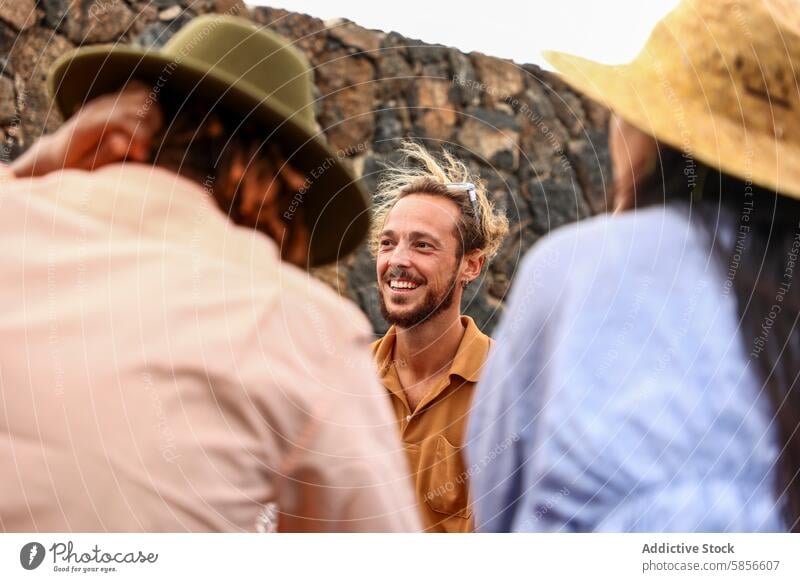 Lächelnder Mann im Freien mit einer Gruppe multiethnischer Freunde bei einer Grillparty Barbecue Party vielfältig Männer Frau Lachen Freude Fröhlichkeit