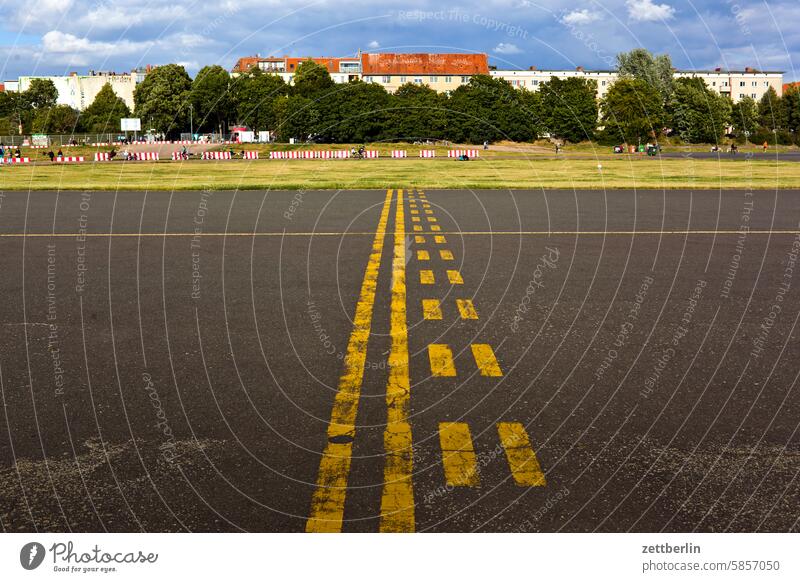 Rollbahn, Flughafen Tempelhof berlin ferne flugbahn flughafen flugplatz freiheit himmel horizont menschenleer rollbahn skyline sommer spiegelbild tempelhof