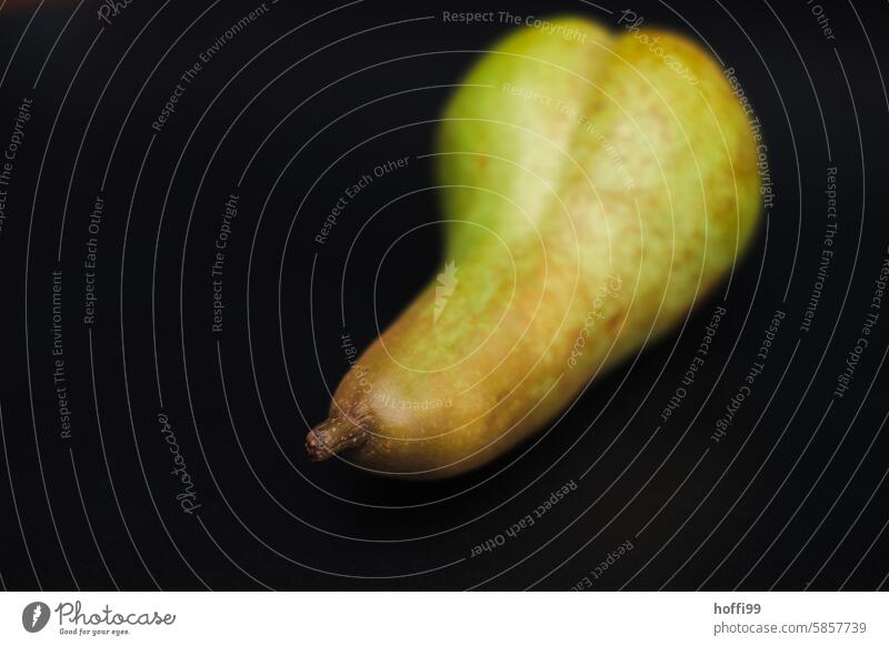 die Birne Abate Fetel im Rampenlicht Nahaufnahme schwarzer hintergrund Frucht frisch süß lecker grün reif Vegetarische Ernährung Gesundheit organisch Diät