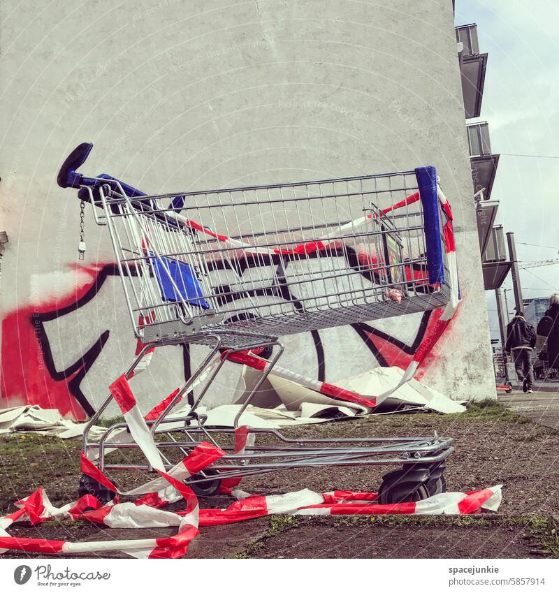 Konsum Einkaufswagen Supermarkt kaufen Metall leer Farbfoto Einkaufskorb Ladengeschäft Business Lebensmittel Einkaufsmarkt Strukturen & Formen Markt Kunde