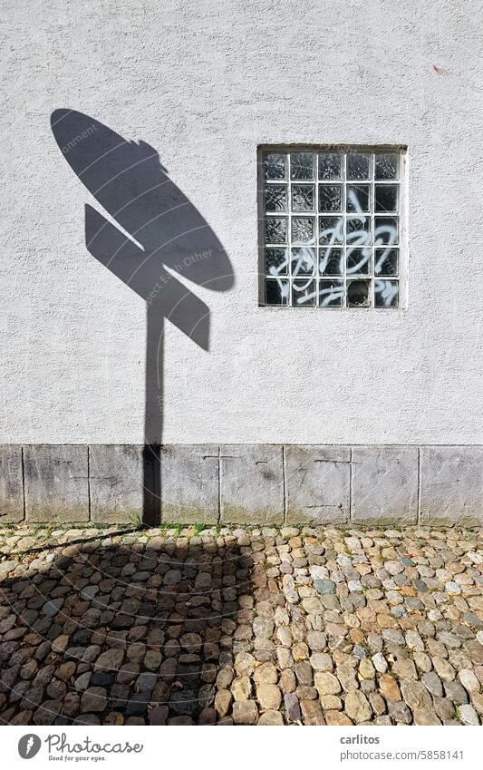 Schattenspiel im Gällelegässle  | Aus der Reihe Deutschlands schönste Straßennamen Schild Fenster Glasbausteine Kopfsteinpflaster rund quadratisch Wand Haus