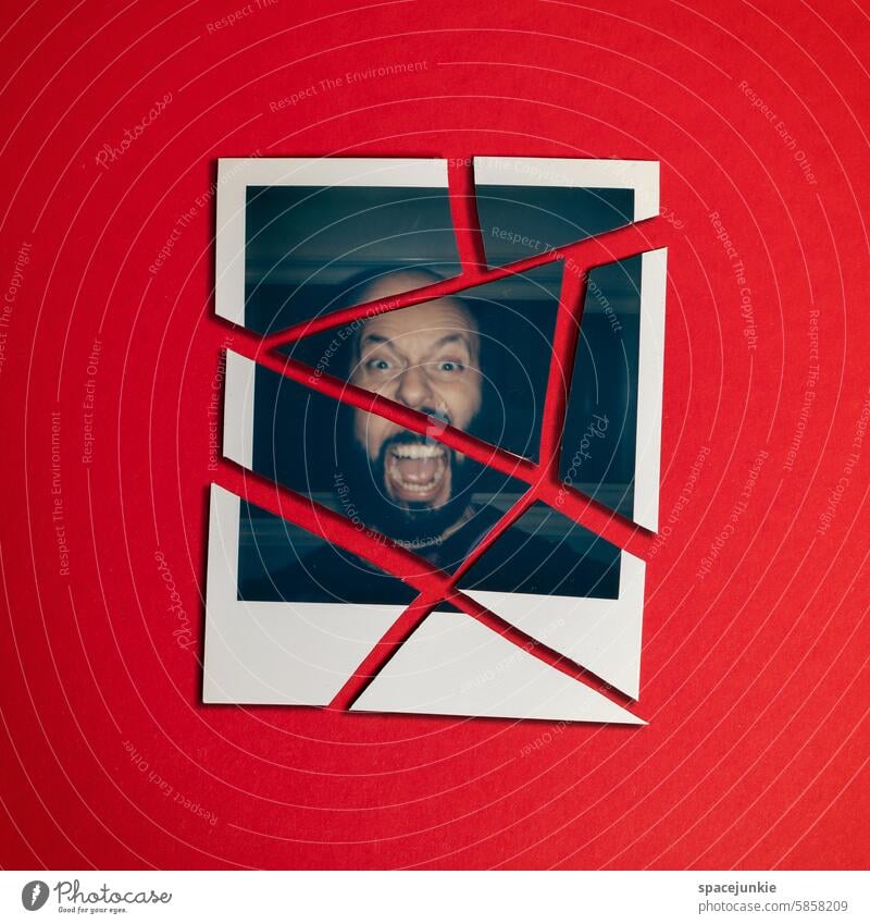 Polaroid Farbfoto Mann Erwachsene Porträt Innenaufnahme Junger Mann Blick in die Kamera maskulin Tag rot schreien zerschnitten kaputt Humor humorvoll