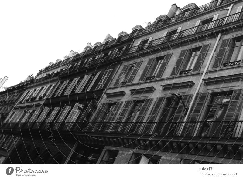 aus paris Außenaufnahme Mauer Haus Häuserzeile Fensterladen Balkon Paris Frankreich Stein alt Perspektive Schwarzweißfoto Graffiti Architektur