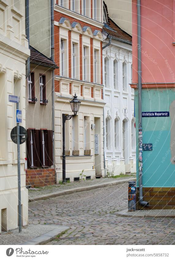 von der Straße um die Ecke in die nächste Straße Verkehrswege Fassade Brandenburg an der Havel ausgestorben Altstadt authentisch alt Vergangenheit Gasse