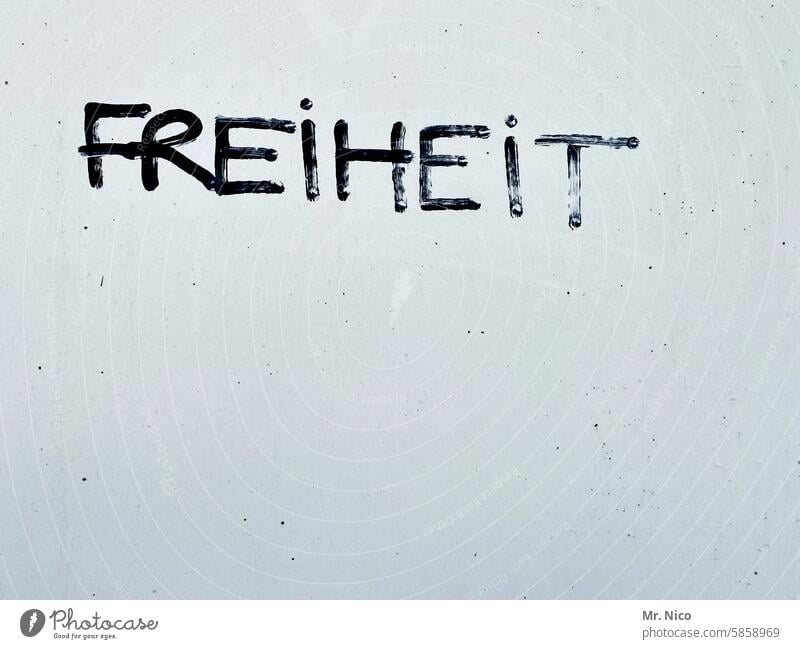 Freiheit Leben Grundrechte Haus Hauswand Schriftzeichen Wand Fassade Typographie Wort Menschenrechte Schilder & Markierungen freiheitsliebend Demokratie