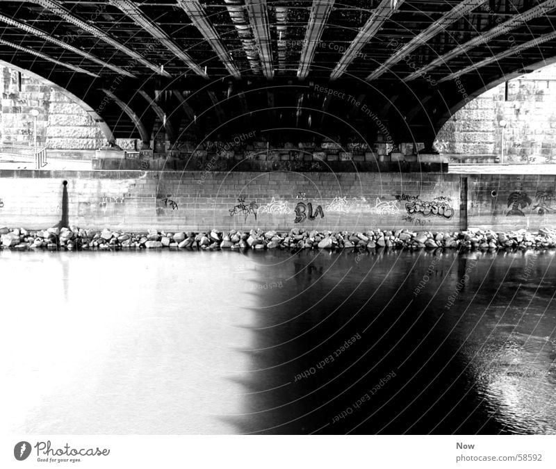 underthebridge schwarz weiß Stimmung Brücke Wasser Schatten Fluss