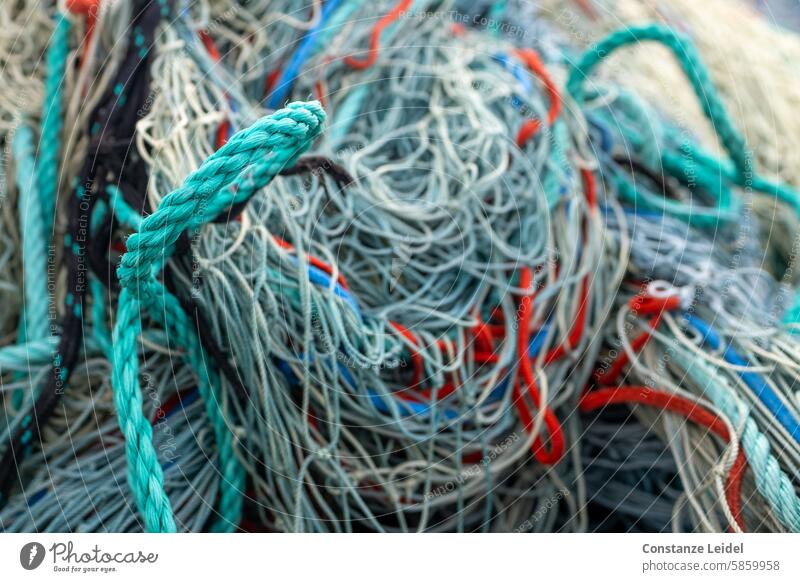 Fischernetze durcheinander bunt Fischereiwirtschaft Netz Netzwerk netzartig Fischfang Knoten Wirrwarr verworren Schnur Seil Angeln maritim verknotet fangen