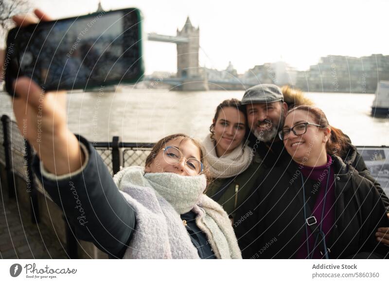 Familien-Selfie mit historischem Wahrzeichen in London Tower Bridge Sightseeing Urlaub Tourismus reisen Erfahrung Töchter Smartphone Mutter Historie Vater