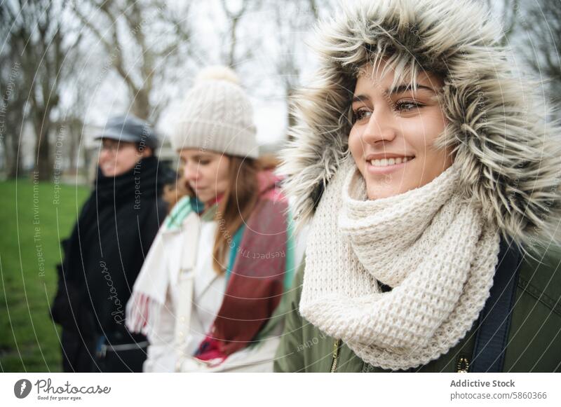 Familienzeit in der Londoner Wintersaison Tag im Freien Trio Frauen Mann Mädchen warmes Tuch Jacke Hut Schal Park Freizeit Urlaub reisen Großstadt Freude