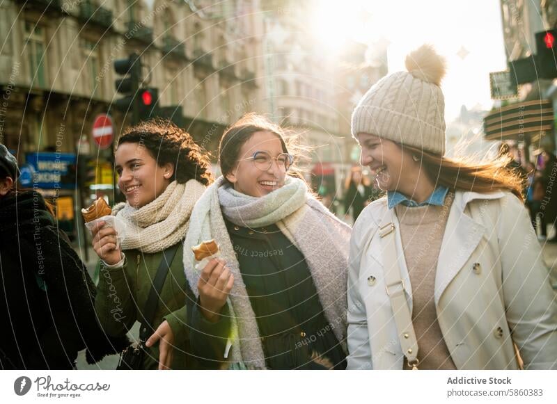 Eine Familie genießt einen sonnigen Wintertag in London Frauen Straße Lachen Speiseeis Sonne Großstadt Freude Fröhlichkeit Reise reisen Urlaub Tag lässig urban